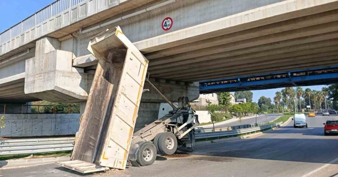 ASKİ kamyonunun damperi köprüde takılı kaldı