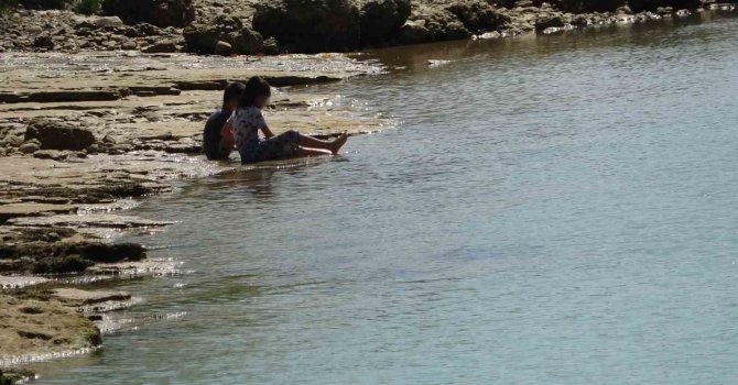Uyarılara rağmen mahsur kalmaların yaşandığı adacığa gidiyorlar