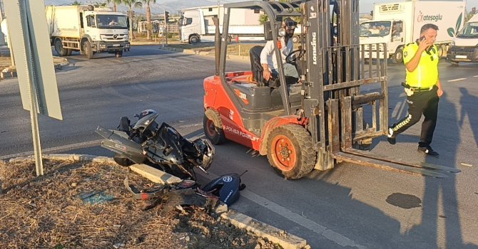 Kırmızı ışık ihlali yapan ticari taksiyle motosiklet çapıştı: 1 yaralı
