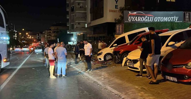 Kontrolden çıkıp savrulan Fiat Tofaş, oto galerideki araçlara çarparak durabildi