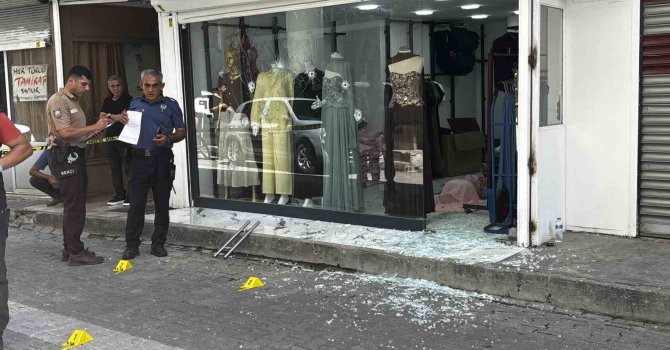 Adana’da iş yerine silahlı saldırı: Cama 9 kurşun isabet etti