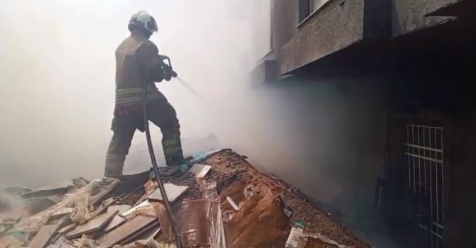 İskenderun’da inşaat alanında çöp yangını çıktı