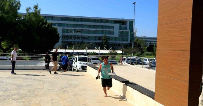 Kan ter içinde elide terlikle yalınayak koşarak geldiği sınavı saniyelerle kaçırdı