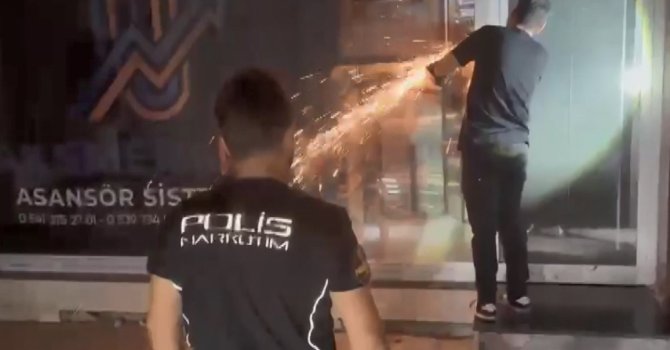 Kapı kilidi kesilerek içeri girildi, 2 milyon 296 bin adet uyuşturucu hap ele geçirildi