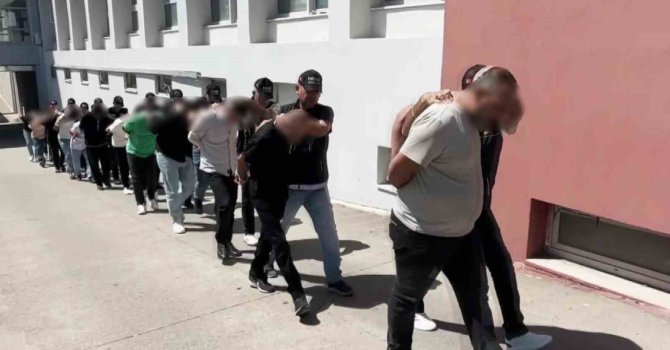 Evlerinden uyuşturucular ve silahlar çıktı: 9 şüpheli tutuklandı