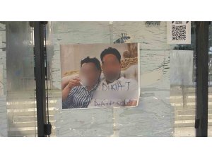 Otobüs durağına asılan "Dikkat, dolandırıcıdır" yazılı fotoğraf karesi görenleri şaşırttı