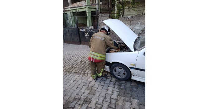 İskenderun’da otomobilde yangın çıktı