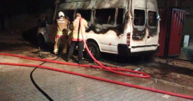 Hatay’da minibüs alevlere teslim oldu