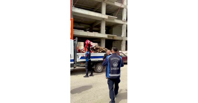 Tabelayı kurtarmak için "Belediye başkanı akrabam" dedi, zabıta geri adım atmadı