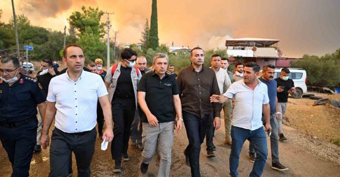 Antalya Valisi Şahin: "Aksu yangını devam ediyor, Kumluca yangınının enerjisi düşürüldü"