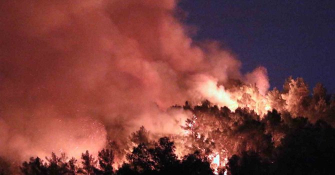 Kumluca’daki orman yangınında 10 ev zarar gördü, karadan müdahale devam ediyor
