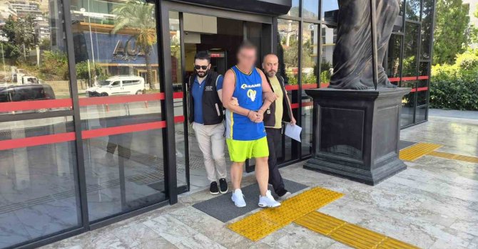 Alanya’da Türk bayrağına tüküren İngiliz turist tutuklandı