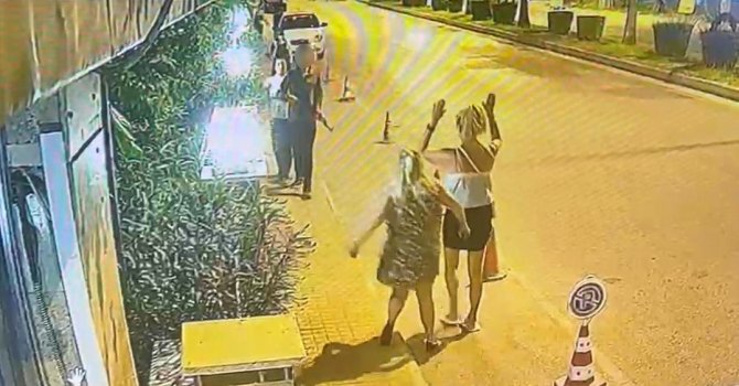 Elinde uzun namlulu plastik silahla sokağa çıktı jandarmayı alarma geçirdi