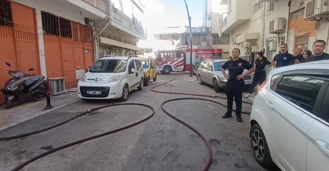 Arazözler park eden araçlar yüzünden yanan binaya ulaşamadı