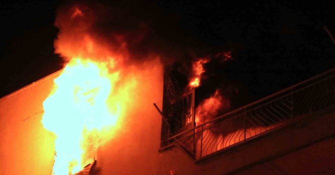 Korku dolu gözlerle izlediler: Daire alev alev yandı, mahalleli sokağa döküldü