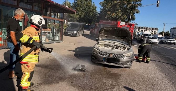 Belen’de otomobilin motorundan alev yükseldi
