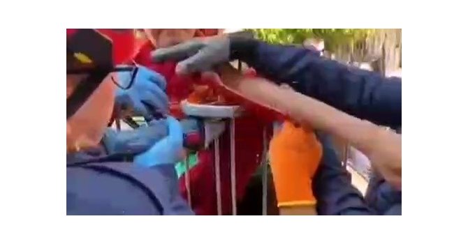Koluna korkuluk demiri saplanan çocuk hastaneye kaldırıldı