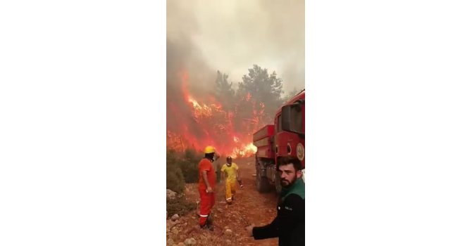Antalya’da ekipler alevlerin arasında kalmaktan son anda kurtuldu