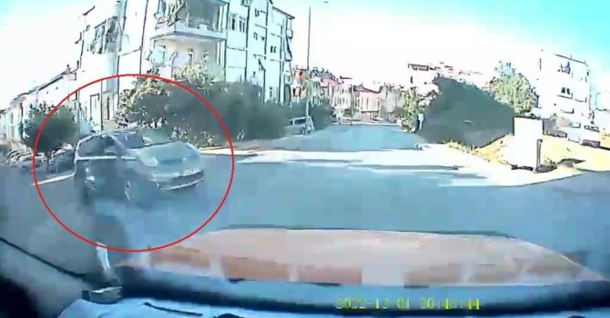 Antalya’da otomobilin taksiye çarptığı kaza anı araç kamerasına yansıdı