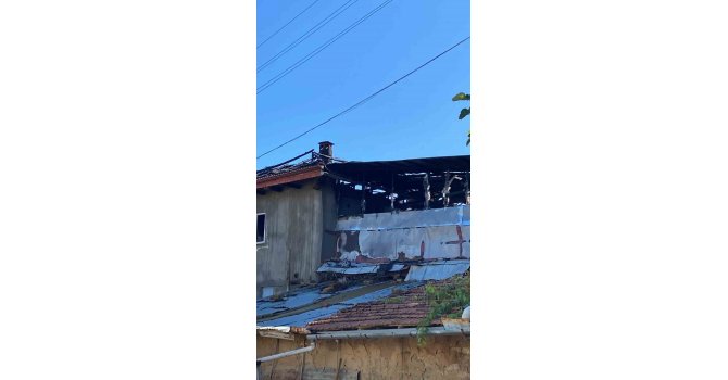 Yalvaç’ta iki ahşap ev yangında kullanılamaz hale geldi