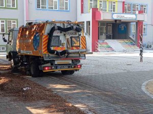 Kemer’de okul bahçelerinde yeni eğitim yılı öncesi temizlik çalışması