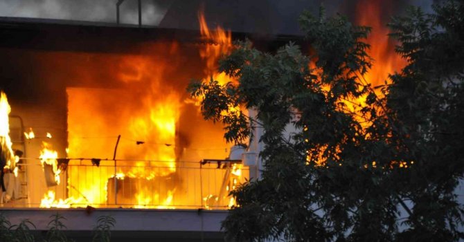 Antalya’da 3 katlı ev alev alev yandı