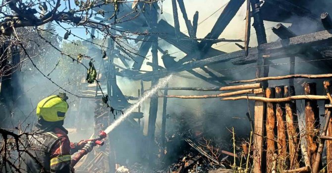 Mersin’de eski köy evi alevlere teslim oldu