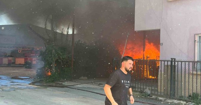 Antalya’da ev ve depo yangını