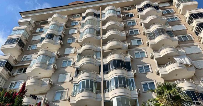 Alanya’da daireden gelen duman ekipleri alarma geçirdi