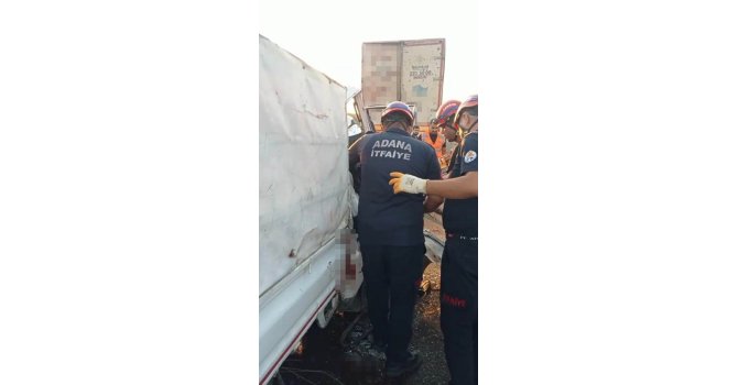 Kamyonet tıra arkadan çarptı: 2 ölü