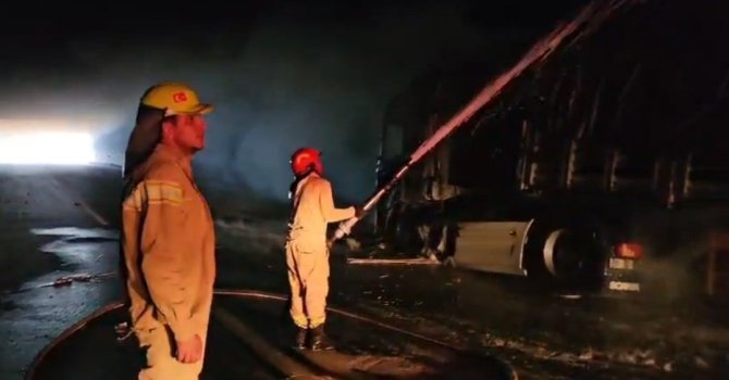 Gülek Tüneli’nde seyir halindeki tır alev alev yandı