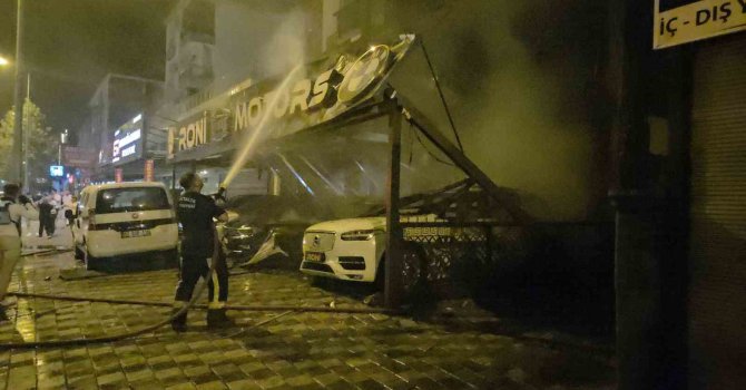 Antalya’da oto galeride yangın: 4 araç ve apartman hasar gördü