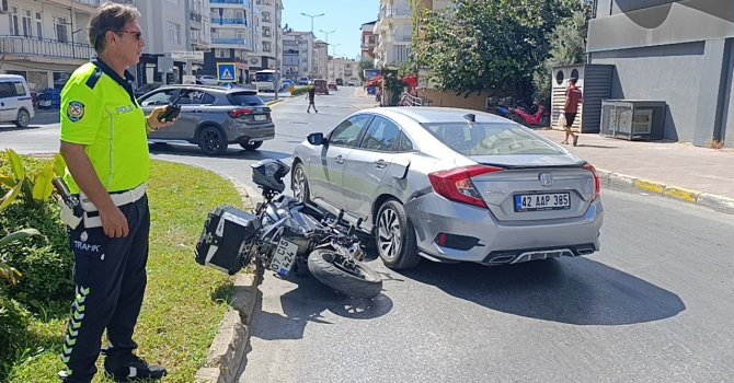 Motosiklet otomobile yandan çarptı: 1 yaralı