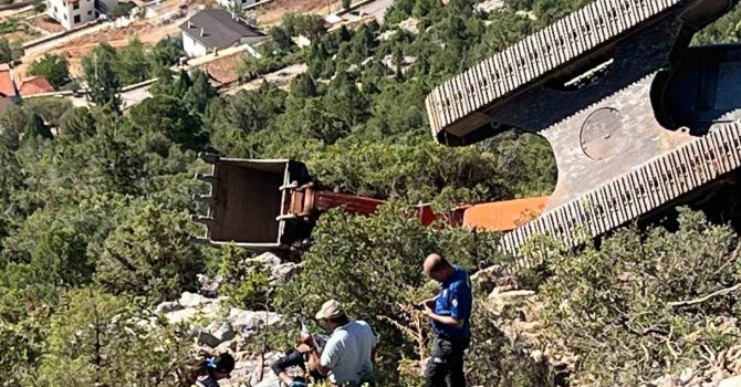 Antalya’da iş makinesi 60 metrelik uçuruma yuvarlandı operatör yaralı kurtuldu