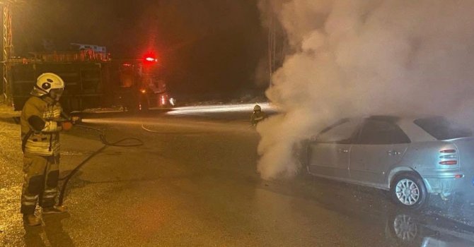 Payas’ta otomobilin motorundan alevler yükseldi