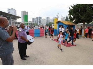 Okula başlayan öğrenciler kırmızı halı ve davul zurnayla karşılandı