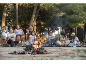 Mersin’de anne ve çocuklar doğayla iç içe kamp yaptı