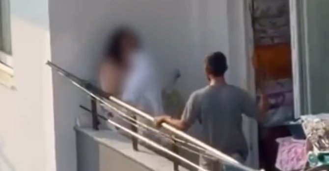 Kadını balkonda sopa ile darp etti