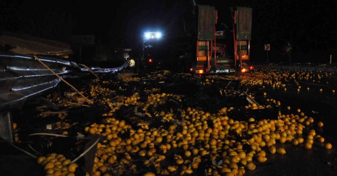 Tır kamyona çarptı, 40 ton limon yola savruldu