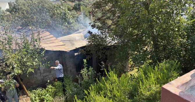 Osmaniye’de çıkan yangında ahır kullanılamaz hale geldi
