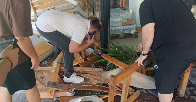 Minibüs kontrolden çıkıp kafeye daldı ölümden saniyelerle yaralı kurtuldu
