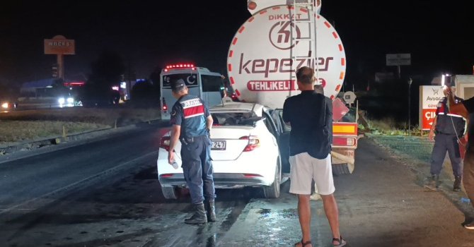 Akaryakıt tankerine arkadan çarpan otomobil 100 metre sürüklendi: 1 ölü