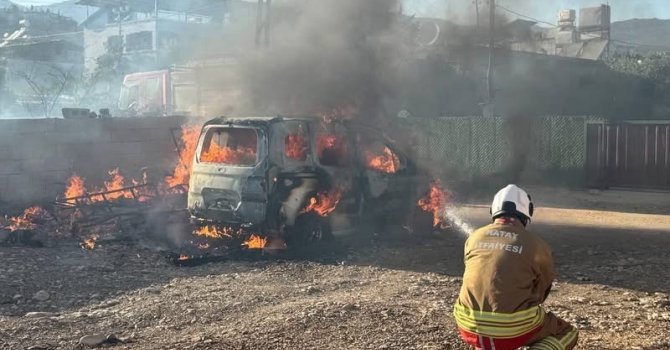Kırıkhan’da hafif ticari araç alevlere teslim oldu