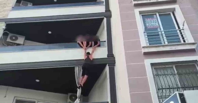 Polisin baskın yaptığı evin balkonundan kaçmaya çalışan uyuşturucu tacirinin o anları kamerada