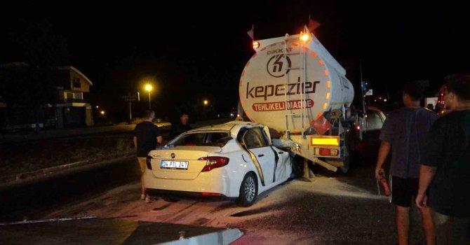 Akaryakıt tankerine ok gibi saplanan otomobil, tankerin yakıtının boşaltılmasıyla çıkartılabildi