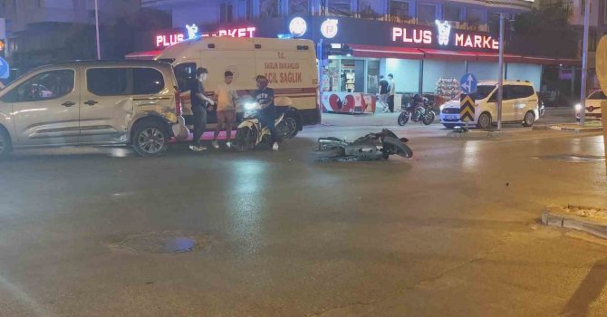 Manavgat’ta hafif ticari araç ile çarpışan motosikletli yaralandı