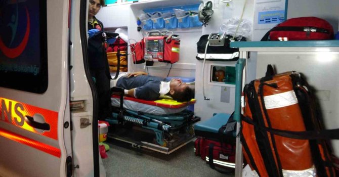 Refüj bordürüne çarpan otomobil takla attı: 2 yaralı