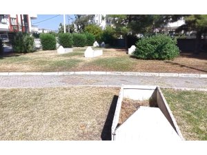 Osmaniye’de parkın ortasındaki mezar taşları dikkat çekiyor