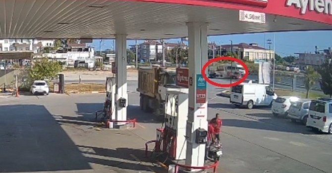 Antalya’da kamyonet ile otomobil çarpıştı