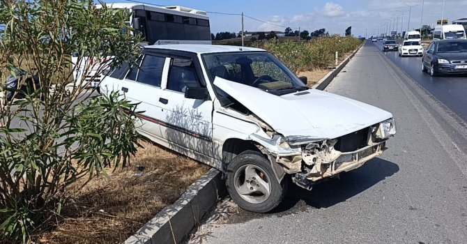 Manavgat’ta kaza yapan araç refüjde asılı kaldı